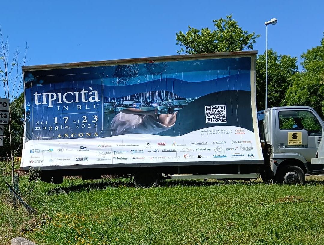 Cos’è un Camion Vela: tutto quello che c’è da sapere sulla pubblicità itinerante